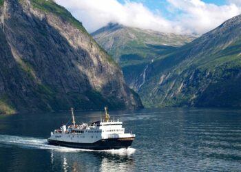 Norveç’te feribot kaosu! Turistler saatlerce kuyrukta bekliyor